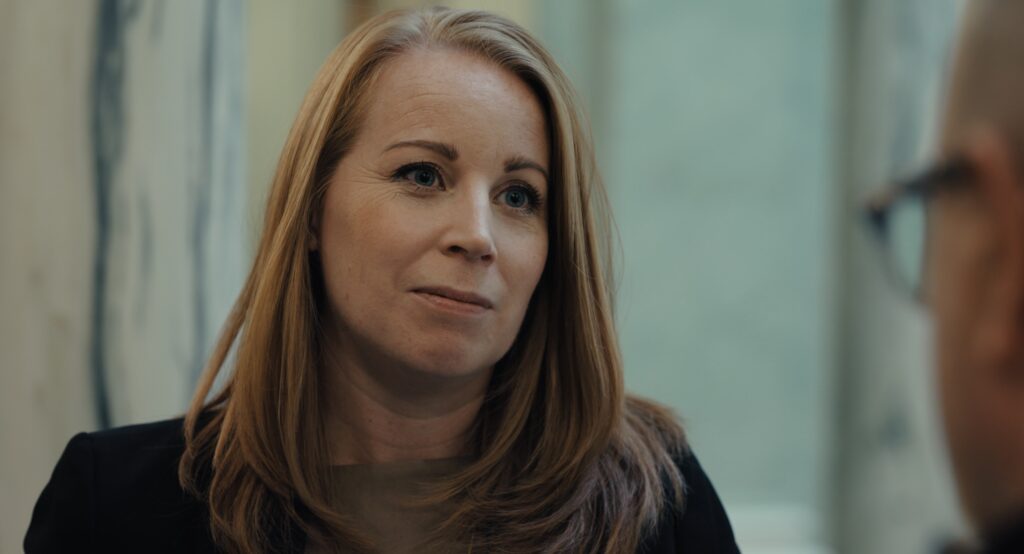 Bild på Annie Lööf. Hon har medellångt ljusbrunt rakt hår.