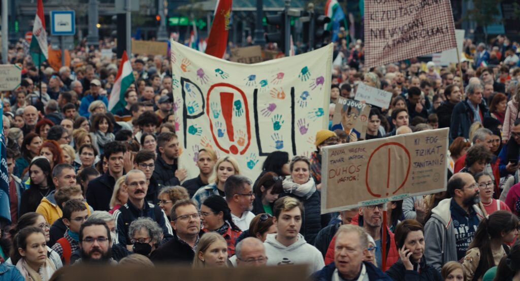 Många demonstranter på en gata i Budapest