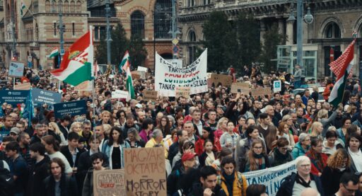 Demonstranter fyller en gata i Budapest