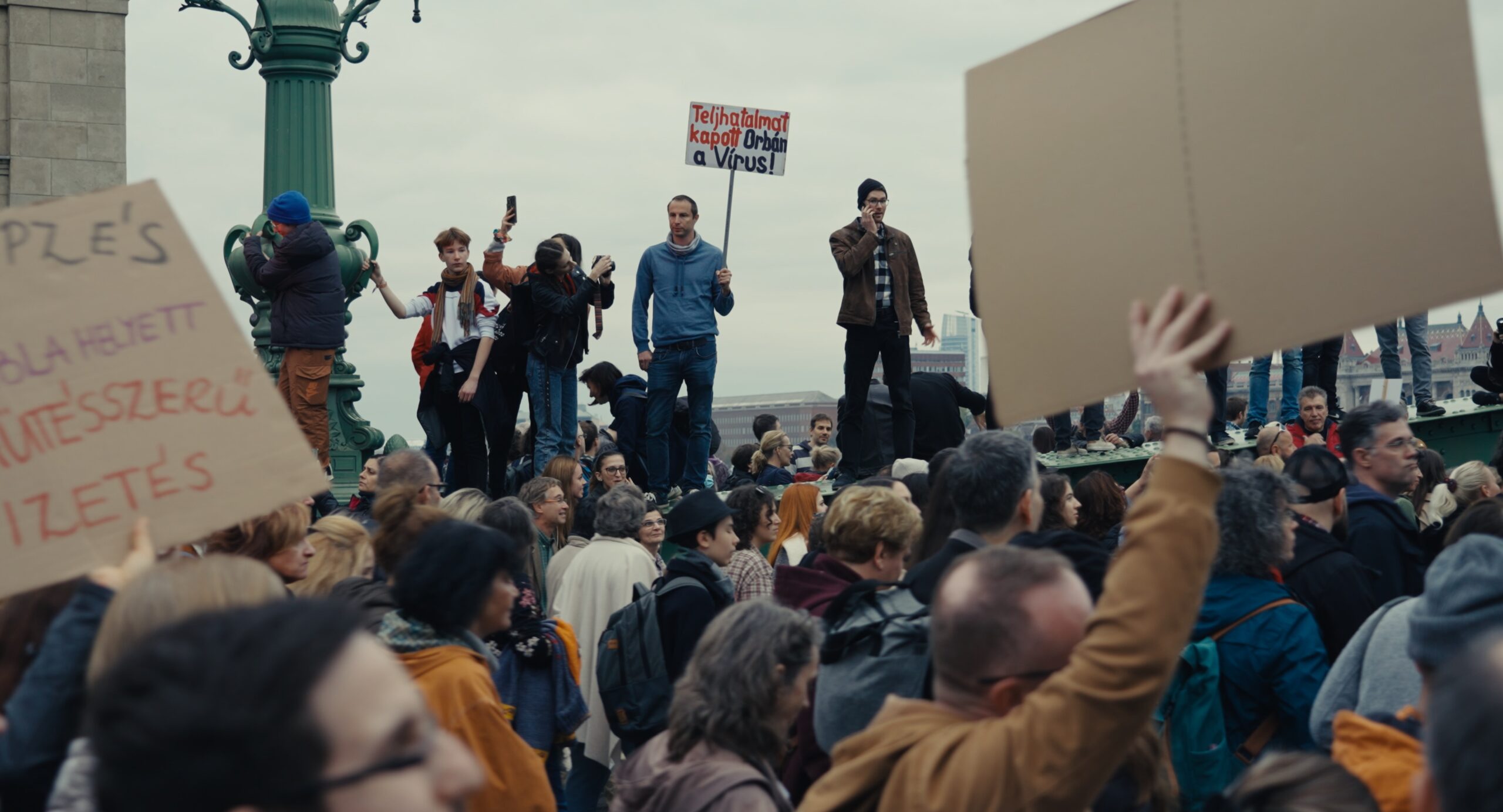 Många demonstranter på en bro i Budapest