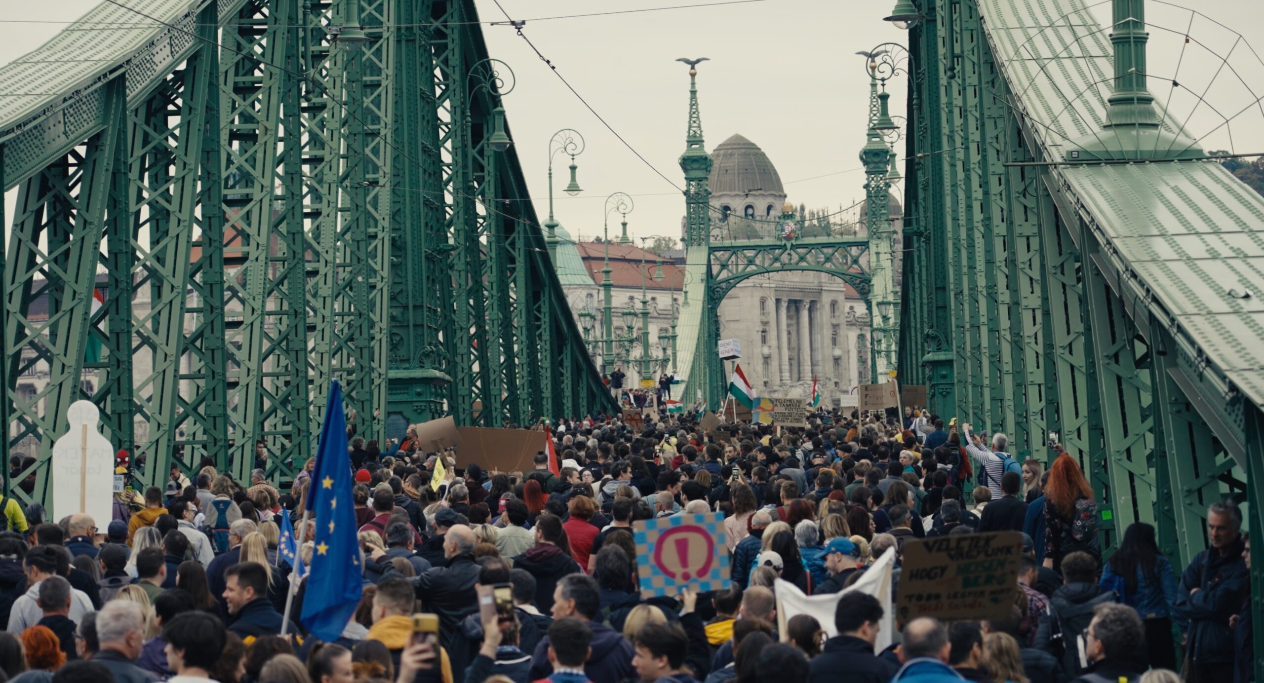Många demonstranter på en bro i Budapest