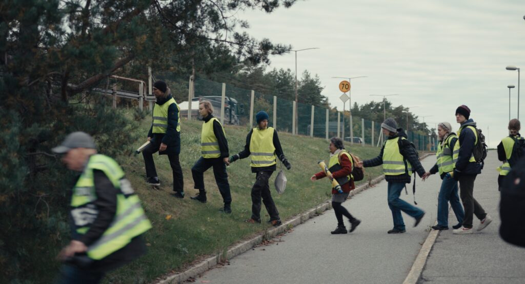 Aktivister går hand i hand.