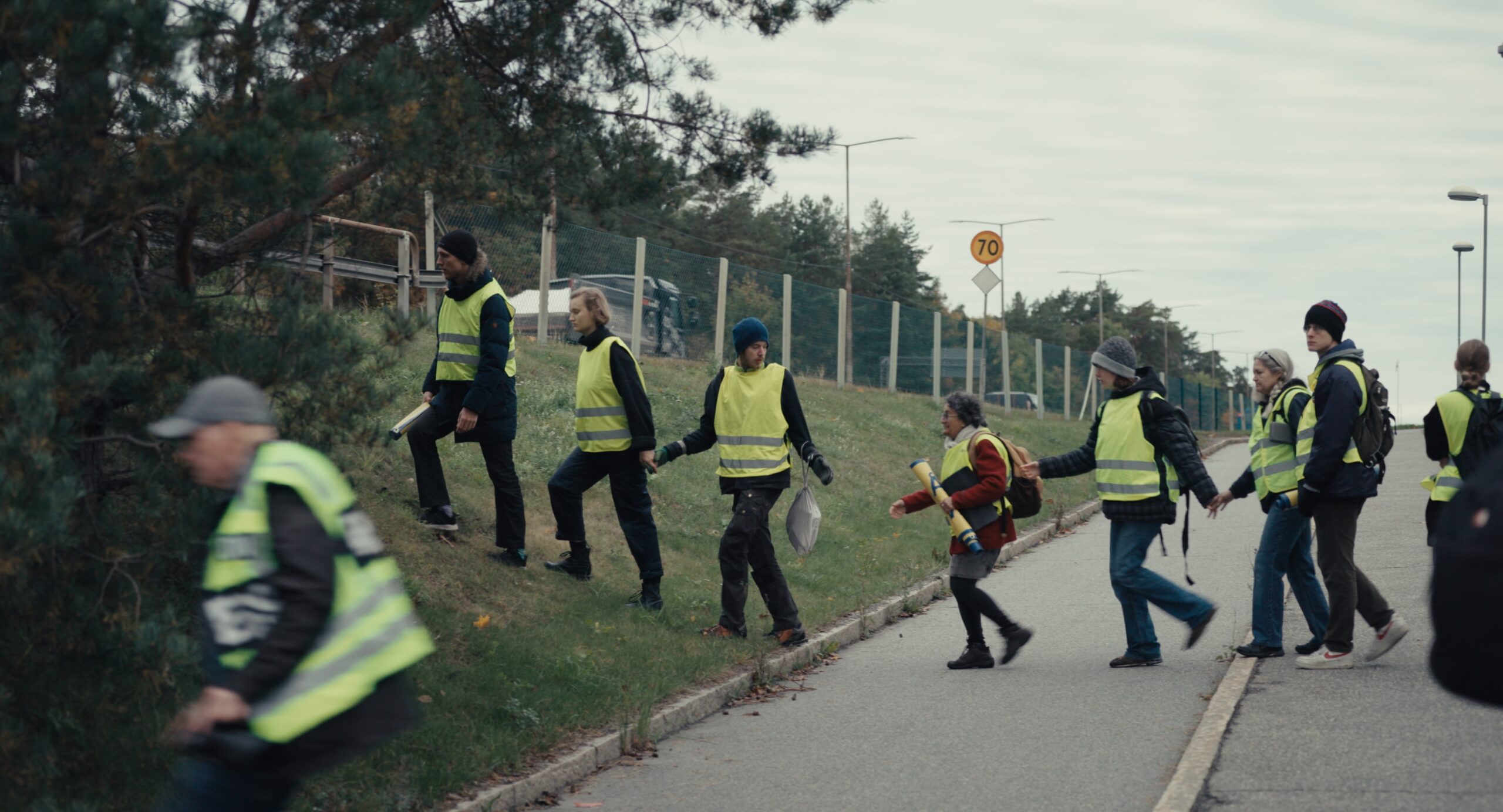 Aktivister går hand i hand.