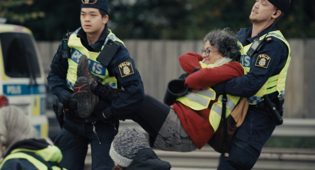 En kvinnlig aktivist blir bortburen av två poliser