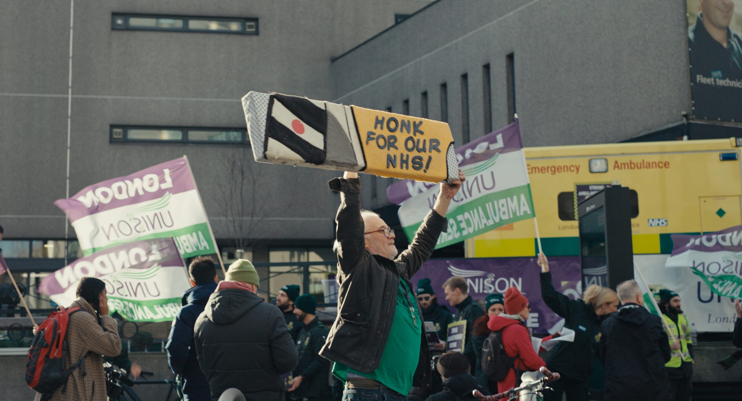 Demonstrant håller upp en skylt med texten 