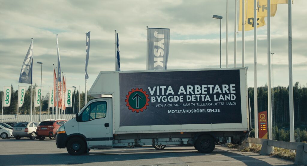 En lastbil med en dekal. "Vita arbetare byggde detta land"