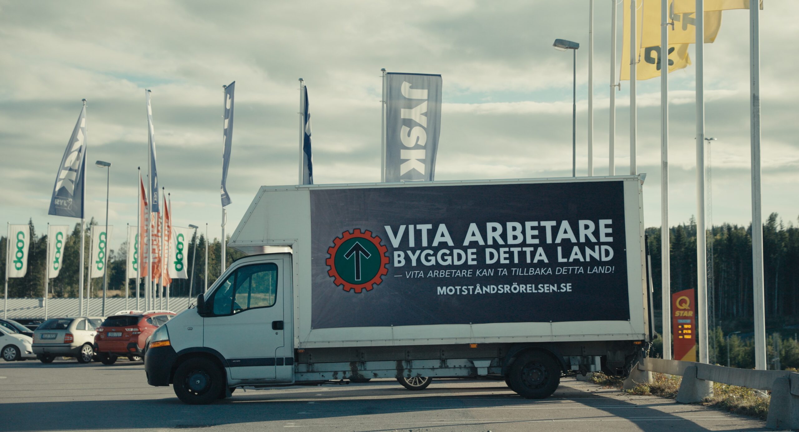 En lastbil med en dekal. "Vita arbetare byggde detta land"