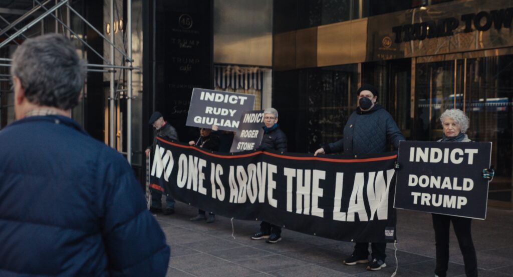 Demonstranter utanför Trump Tower i New York